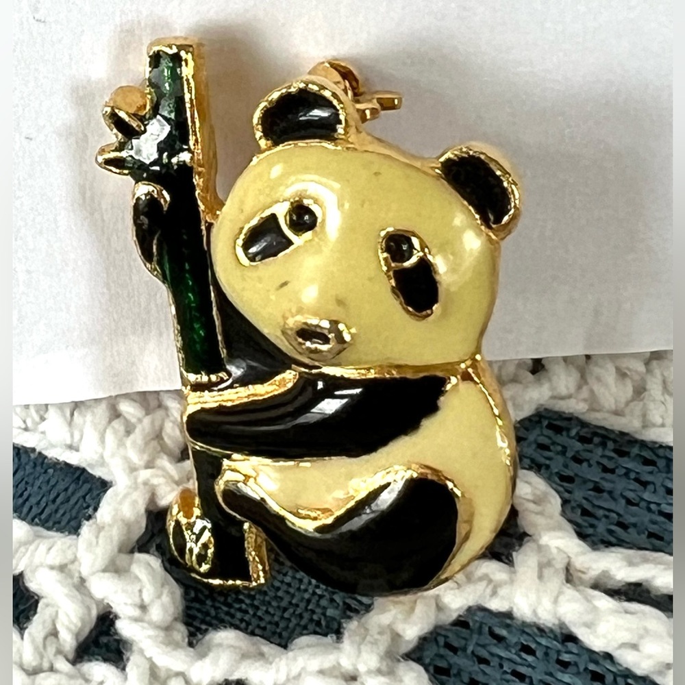 Panda 🐼 vintage enamel pin, needs adopting. Add to your bundle!!